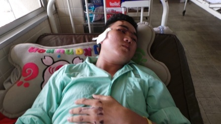 Khi cho xe vượt đèn đỏ anh Hải đã bị cảnh sát dùng dùi cui đập vào mắt