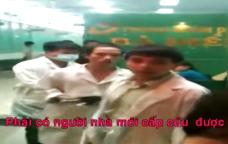 Bị từ chối cấp cứu vì không có người nhà, bệnh nhân tử vong - 1 Phòng khám yêu cầu phải có người nhà mới cấp cứu được (ảnh chụp từ video)