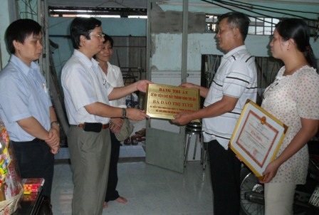 Đại diện bệnh viện Chợ Rẫy trao bảng tri ân đến gia đình có người hiến tạng