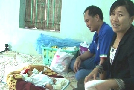 Bé gái sơ sinh bị bỏ rơi trong túi ni lông bên đường - 1 Bé gái đang được gia đình chị Khánh Toàn nhận chăm sóc (ảnh: Hoàng Thơ)