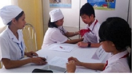 Học sinh được chủng ngừa sởi - rubella tại trường THCS Phú Định, quận 6