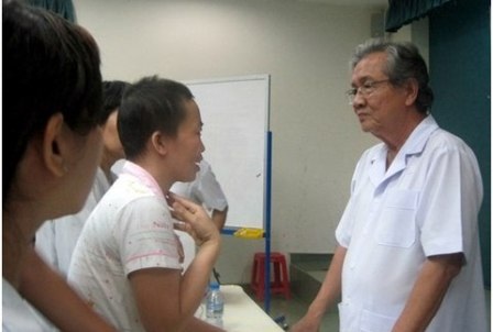 Khám miễn phí các bệnh ung thư, gan mật, tim mạch - 1 GS Nguyễn Chấn Hùng sẽ trực tiếp thăm khám cho người bệnh (ảnh minh họa)