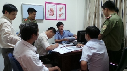 Cơ quan chức năng thực hiện thanh tra tại một phòng khám có yếu tố nước ngoài