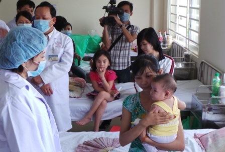 Bộ trưởng Kim Tiến trong chuyến thăm bệnh nhi điều trị tại bệnh viện Bình Tân