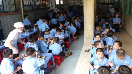 Nhà ăn của trường Nguyễn Khuyến chỉ đủ chỗ cho học sinh của 2 khối lớp