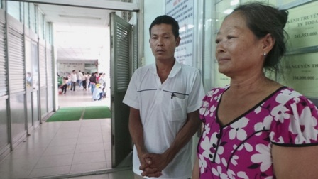 Mẹ già và anh trai đang đau lòng nghĩ đến cảnh lại phải đưa anh Tú về lo hậu sự