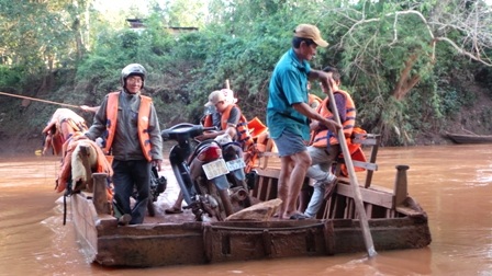 Ông Thành Vẫn bất chấp lệnh cấm đưa khách sang sông