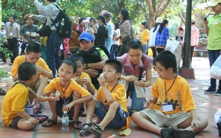 Trẻ khuyết tật đến vui chơi tại Khu Du lịch Văn hóa Suối Tiên