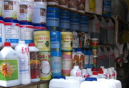 Hóa chất không tên được sang chiết đựng trong các can nhựa tại chợ Kim Biên