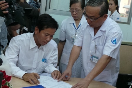 Bệnh viện tiến hành bàn giao số tiền hơn 1,6 tỷ đồng cho anh Nam