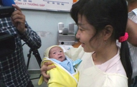 Bé Quốc Huy rời bệnh viện trong vòng tay ấm áp của người dì ruột