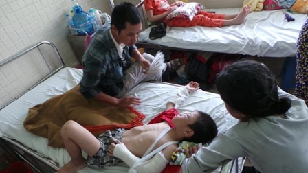 Những người thân xót xa khi đến thăm bé tại bệnh viện