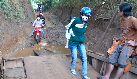 Tuyến đường này là điểm thông thương gần nhất của người dân hai bên bờ