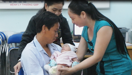 Lần đầu tiên, anh Nam được bế cậu con trai trên tay.