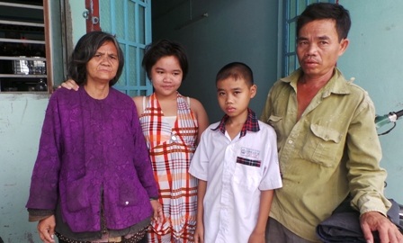 Anh Long đang phải lao lực chăm con trọng bệnh và hai người tâm thần