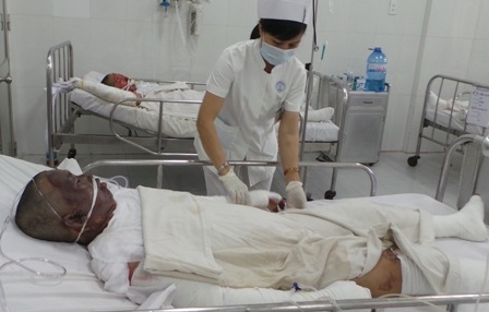 Anh Nam cùng con gái trong những ngày điều trị tại Chợ Rẫy