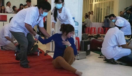 Bác sĩ thực hiện công tác khám sàng lọc bệnh