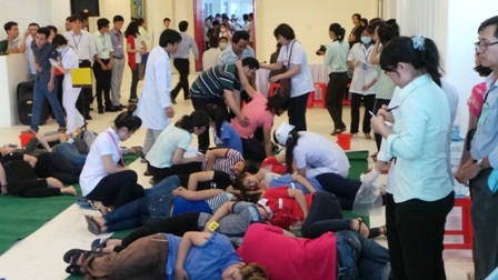 Bác sĩ thực hiện công tác khám sàng lọc bệnh