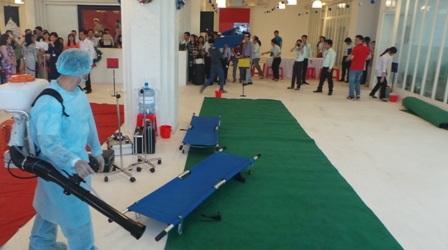 Nhân viên y tế thực hiện tiêu độc khử trùng tại đơn vị xảy ra ngộ độc