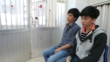 Con đường đến trường đang đóng lại trước mặt Hoàng Khang (bên phải)