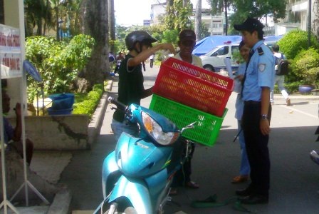 Người nghèo buồn tủi vì nhận được cơm từ thiện ôi thiu - 3 Bảo vệ bệnh viện Chợ Rẫy kiểm tra một vụ phát cơm không rõ nguồn gốc