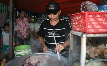 Thức ăn đường phố luôn tiềm ẩn nguy hại đối với sức khỏe