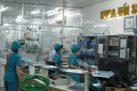 Các y bác sĩ đang nỗ lực để cứu chữa cho anh trai của bé Quốc Em