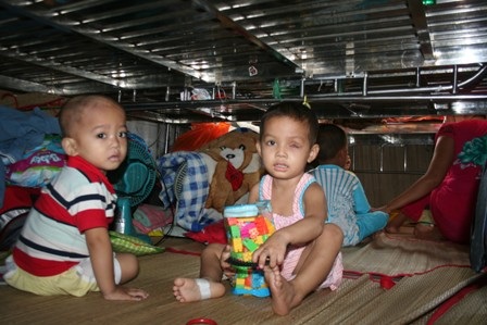 Bệnh nhi phải nằm dưới gầm giường tại bệnh viện Ung Bướu