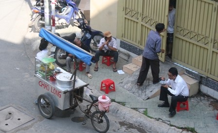 Cảnh mua bán, ăn uống tạm bợ của một xe cháo lòng