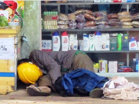 Người đàn ông chết gục trước cửa quầy tạp hóa - 1 Thi thể người đàn ông xấu số tại hiện trường