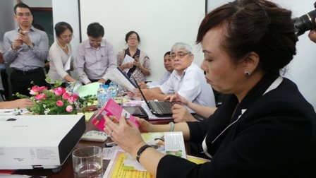 Bộ trưởng Y tế Nguyễn Thị Kim Tiến trong một lần kiểm tra thực phẩm chức năng tại TPHCM