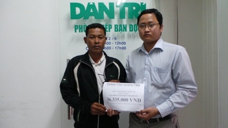 Thân nhân của anh Tú xúc động nhận sự giúp đỡ từ bạn đọc Dân trí