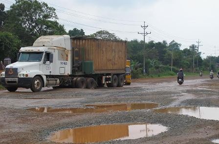 Con đường đau khổ với ổ gà ổ voi những ngày mưa