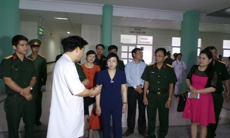 Bộ trưởng Kim Tiến đến thăm các cán bộ lão thành cách mạng và chúc tết bệnh viện 175