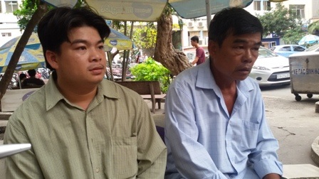 Bé sơ sinh tử vong, sản phụ nguy kịch sau vượt cạn - 1 Chồng và bố chồng sản phụ Yến Linh tại bệnh viện Từ Dũ
