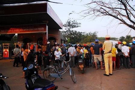 Nam thanh niên chết bất thường trong trạm xăng - 1 Hiện trường vụ việc vừa xảy ra vào chiều 12/2
