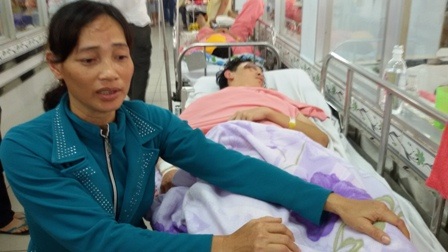 Bà Thương đau đớn bên cậu con trai đang mê man sau khi bị đánh hội đồng