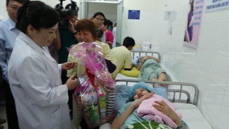 Bộ trưởng thích thú khi được bế những mầm non của đất nước trên tay