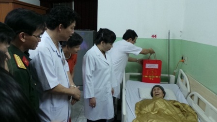 Bộ trưởng Kim Tiến đến thăm các cán bộ lão thành cách mạng và chúc tết bệnh viện 175
