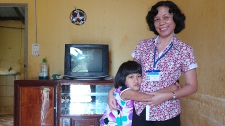 Hảo tỏ ra rất thân thiện và gần gũi với bà Mỹ Hạnh, Giám đốc Trung tâm 