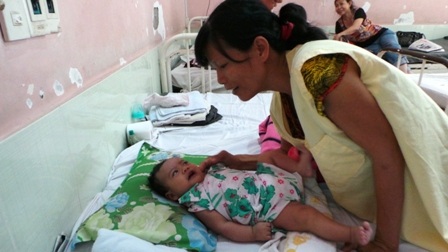 Mới chào đời được 3 tháng, bé Song Lam đã chết đi sống lại nhiều lần