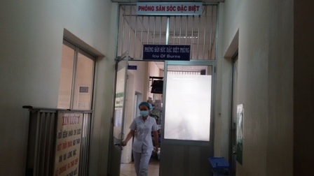 Buồn chuyện tình cảm, nam sinh viên trường y tự thiêu - 1 Bệnh nhân đang được điều trị trong phòng Săn sóc đặc biệt, khoa Bỏng