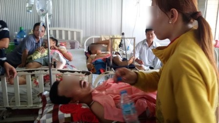 Đang ngồi uống cà phê, 3 người bị chém trọng thương - 1 3 nạn nhân đã được chuyển đến điều trị tại Chợ Rẫy