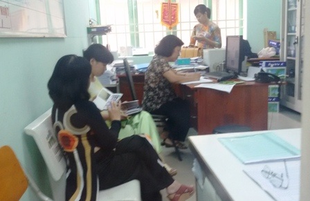 64 học sinh tiểu học nôn ói sau bữa ăn - 3 Bà Huệ (áo đen) ngồi lướt điện thoại trong phòng Hành chính