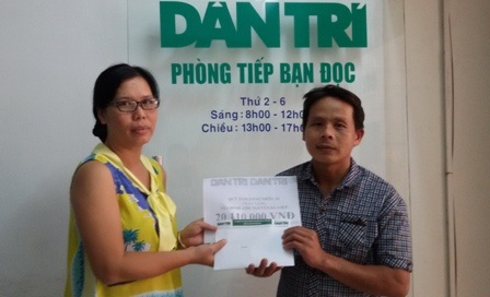Thêm 20 triệu đồng đến với người thợ hồ ngã giàn giáo - 1 Nhà báo Toàn Thắng trao tiền bạn đọc giúp đỡ đến anh Việt
