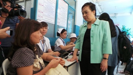 Bộ trưởng Kim Tiến thăm hỏi bệnh nhân tại bệnh viện quận Bình Thạnh