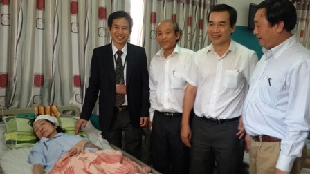 Lập Đơn vị Thần kinh Sọ não cửa ngõ phía đông Sài Gòn - 1 Các bác sĩ thăm hỏi sức khoẻ bệnh nhân điều trị tại đơn vị Thần kinh Sọ não
