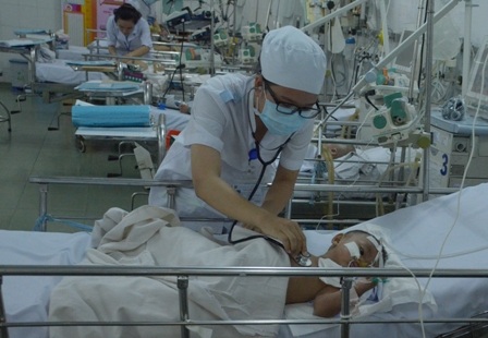 Bệnh nhi mắc tay chân miệng được điều trị tại bệnh viện Nhi Đồng 1