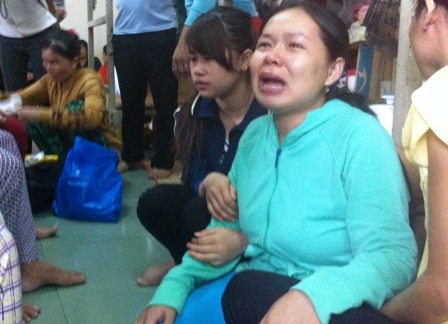Vụ bé 2 tháng tuổi tử vong: Bệnh viện rút kinh nghiệm, hạ thi đua kíp trực - 1 Chị Hà đau đớn sau cái chết của đứa con trai