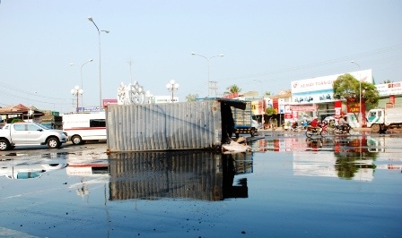 Dầu điều từ thùng container tràn lênh láng khắp mặt đường
